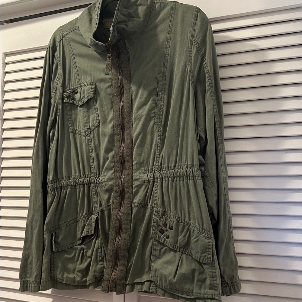 Military green jacket with metal detail on top pocket and bottom pocket. XL.